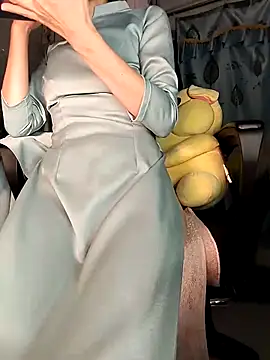 Snapshot of Lucy_limon chatting on 12.19.25 Lucy limon online show from 12.19.25