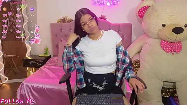 Snapshot of Emilly_tay chatting on 01.15.25 Emilly tay online show from 01.15.25