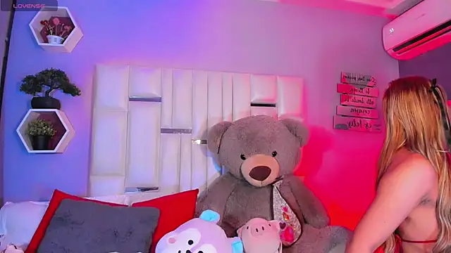 Snapshot of Aileen_18 chatting on 10.18.25 Aileen 18 online show from 10.18.25