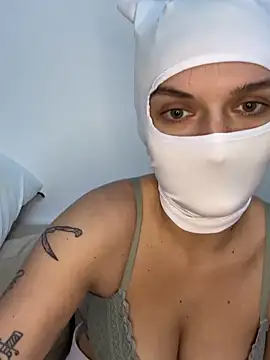 Nikki Hoee online show from 10.20.25