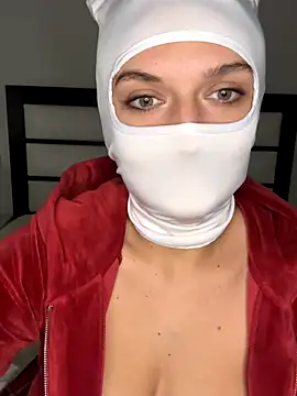 Snapshot of Nikki_Hoee chatting on 10.31.25 Nikki Hoee online show from 10.31.25