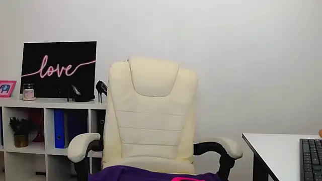 Lia Benini online show from 02.25.25