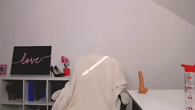 Lia Benini online show from 03.16.25