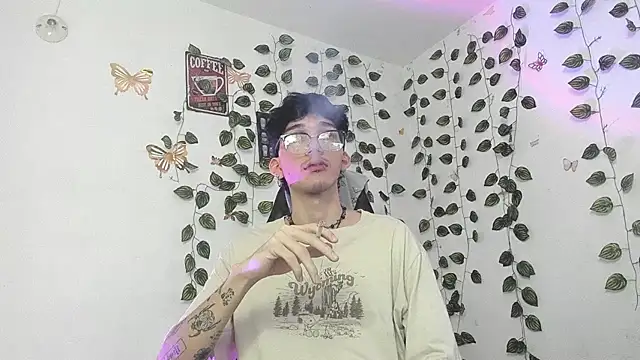 Snapshot of skinny_dann chatting on 03.19.25 skinny dann online show from 03.19.25