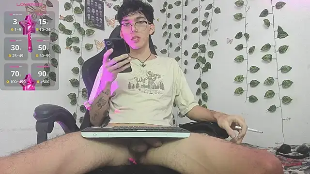 Snapshot of skinny_dann chatting on 03.21.25 skinny dann online show from 03.21.25