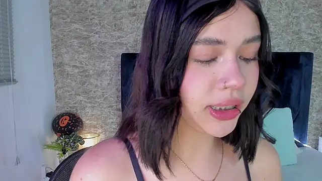 Lily Woodz online show from 11.08.25