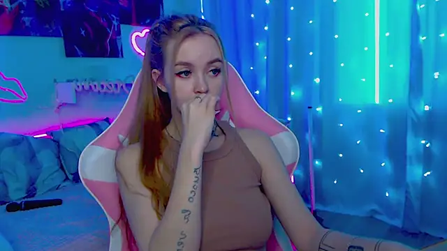 Snapshot of Naughty_Mable chatting on 02.15.25 Naughty Mable online show from 02.15.25