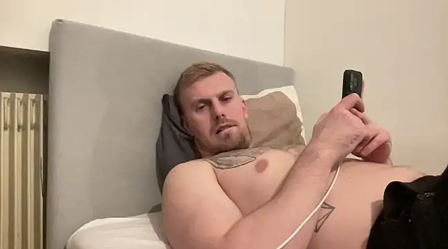 Snapshot of BulkAndTattoos chatting on 12.21.24 BulkAndTattoos online show from 12.21.24