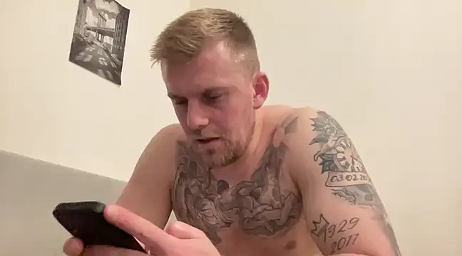 Snapshot of BulkAndTattoos chatting on 12.22.24 BulkAndTattoos online show from 12.22.24