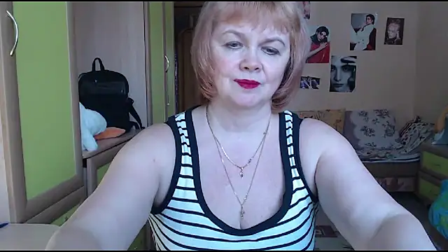 Snapshot of vixey_fox chatting on 02.17.25 vixey fox online show from 02.17.25