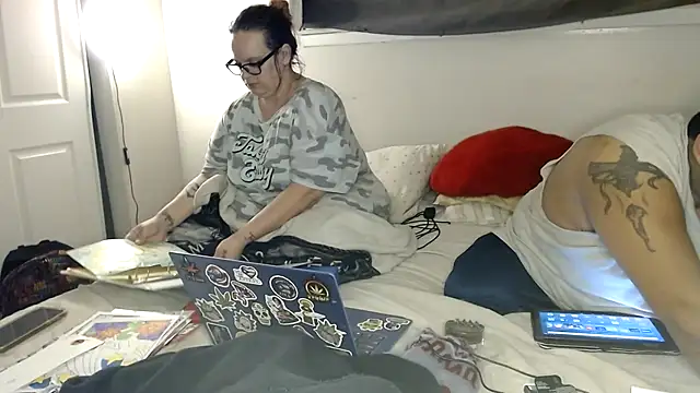 Snapshot of cloudy_couple444 chatting on 11.30.25 cloudy couple444 online show from 11.30.25