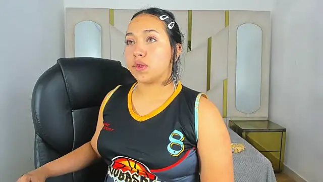 IsabellRodriguez18 online show from 11.25.25