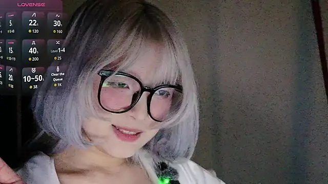 Yu UwU  online show from 10.30.25