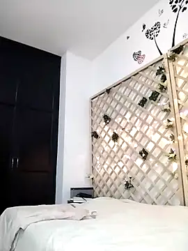 Mia WAll online show from 01.26.25