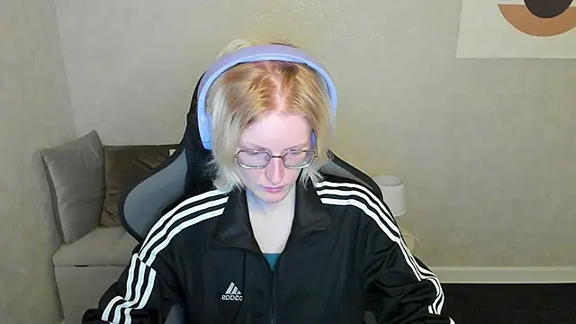 Snapshot of ElizabethHarpper chatting on 09.21.25 ElizabethHarpper online show from 09.21.25