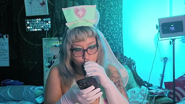 Snapshot of deluxxxeblu chatting on 01.13.26 deluxxxeblu online show from 01.13.26