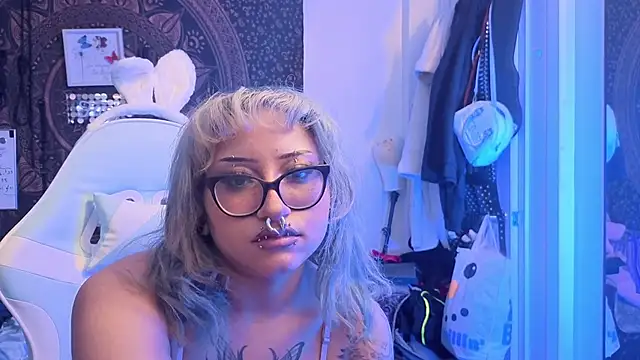 Snapshot of deluxxxeblu chatting on 01.19.26 deluxxxeblu online show from 01.19.26