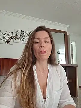 Snapshot of karina_warthon chatting on 05.26.26 karina warthon online show from 05.26.26