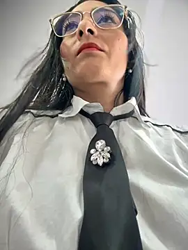 Snapshot of BELLA--26 chatting on 10.29.25 BELLA--26 online show from 10.29.25