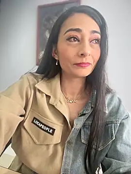 Snapshot of BELLA--26 chatting on 11.01.25 BELLA--26 online show from 11.01.25