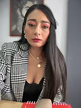 Snapshot of BELLA--26 chatting on 11.18.25 BELLA--26 online show from 11.18.25