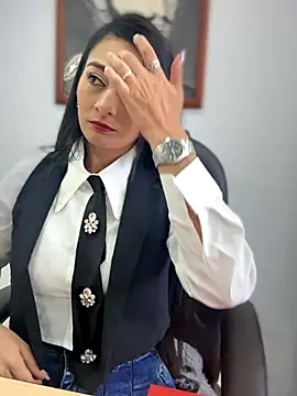 Snapshot of BELLA--26 chatting on 11.27.25 BELLA--26 online show from 11.27.25