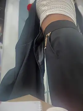 Snapshot of BELLA--26 chatting on 11.28.25 BELLA--26 online show from 11.28.25