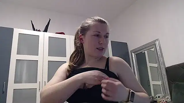 Snapshot of SexyJoanne chatting on 03.15.25 SexyJoanne online show from 03.15.25