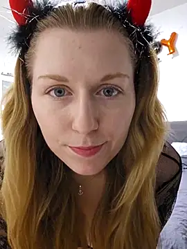 Snapshot of SexyJoanne chatting on 10.30.25 SexyJoanne online show from 10.30.25