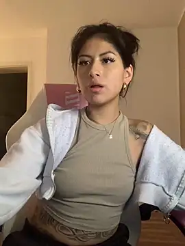 Snapshot of QueenFernanda chatting on 01.19.25 QueenFernanda online show from 01.19.25