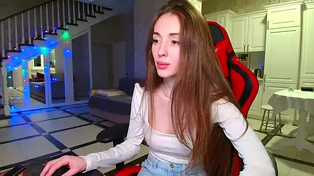 Evelyn Mooree online show from 01.12.25