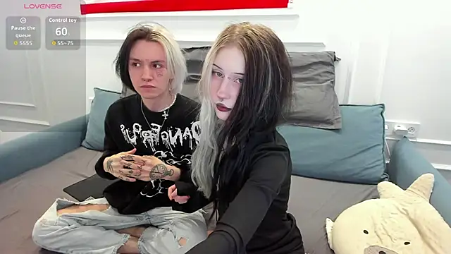 Snapshot of VeryRare_TwinS chatting on 04.18.26 VeryRare TwinS online show from 04.18.26