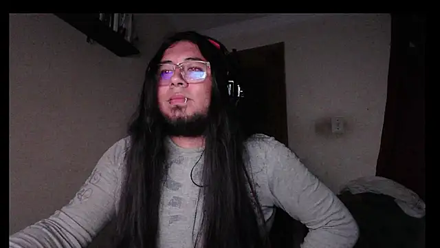 Snapshot of Heimslegxx chatting on 12.21.25 Heimslegxx online show from 12.21.25