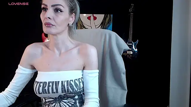 Snapshot of AshlineKatte chatting on 03.18.25 AshlineKatte online show from 03.18.25