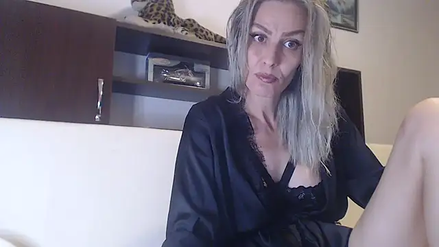 Snapshot of AshlineKatte chatting on 09.22.25 AshlineKatte online show from 09.22.25