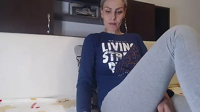 Snapshot of AshlineKatte chatting on 09.26.25 AshlineKatte online show from 09.26.25