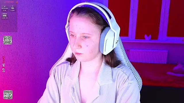 Snapshot of mon_lola chatting on 02.17.26 mon lola online show from 02.17.26