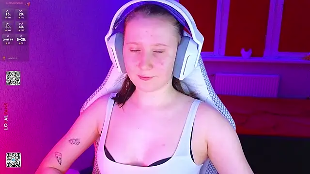 Snapshot of mon_lola chatting on 02.18.26 mon lola online show from 02.18.26