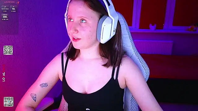 Snapshot of mon_lola chatting on 02.25.26 mon lola online show from 02.25.26