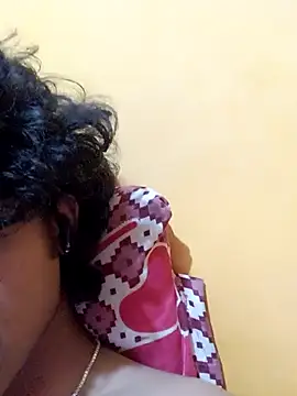 Snapshot of CosmicEmuu chatting on 03.04.25 CosmicEmuu online show from 03.04.25