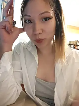 Snapshot of LoveFoxyQueen chatting on 05.22.26 LoveFoxyQueen online show from 05.22.26