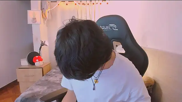 Snapshot of AllanYong18 chatting on 04.05.26 AllanYong18 online show from 04.05.26