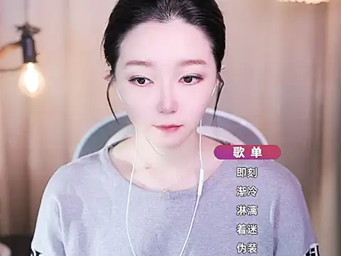 Snapshot of Zoe-99 chatting on 10.08.25 Zoe-99 online show from 10.08.25