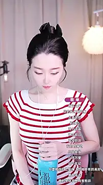 Snapshot of Zoe-99 chatting on 10.11.25 Zoe-99 online show from 10.11.25