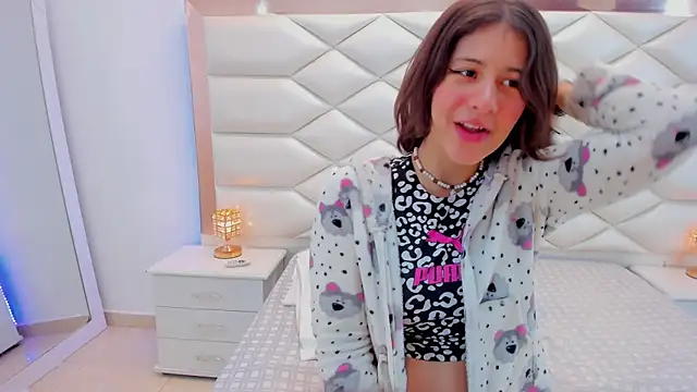 Snapshot of MiaQueen021 chatting on 01.22.25 MiaQueen021 online show from 01.22.25