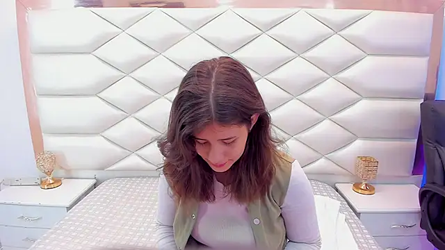 Snapshot of MiaQueen021 chatting on 02.04.25 MiaQueen021 online show from 02.04.25