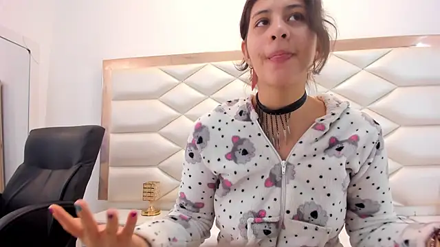 Snapshot of MiaQueen021 chatting on 02.06.25 MiaQueen021 online show from 02.06.25