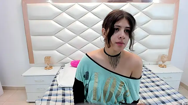 Snapshot of MiaQueen021 chatting on 02.12.25 MiaQueen021 online show from 02.12.25