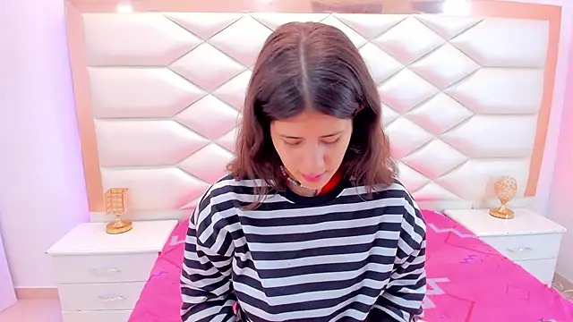 Snapshot of MiaQueen021 chatting on 03.04.25 MiaQueen021 online show from 03.04.25