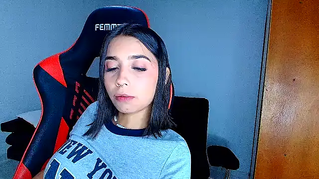 Snapshot of Rousse_violett chatting on 02.13.26 Rousse violett online show from 02.13.26